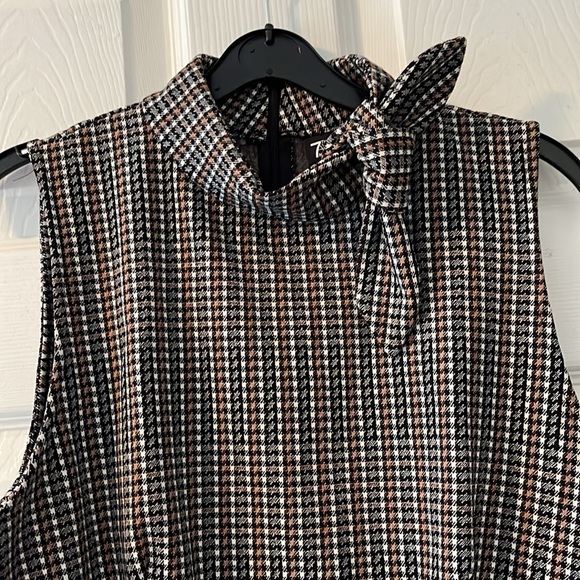 Styling… great print, wear with tie or not at neck. Sleeveless for alone / under - Picture 8 of 12